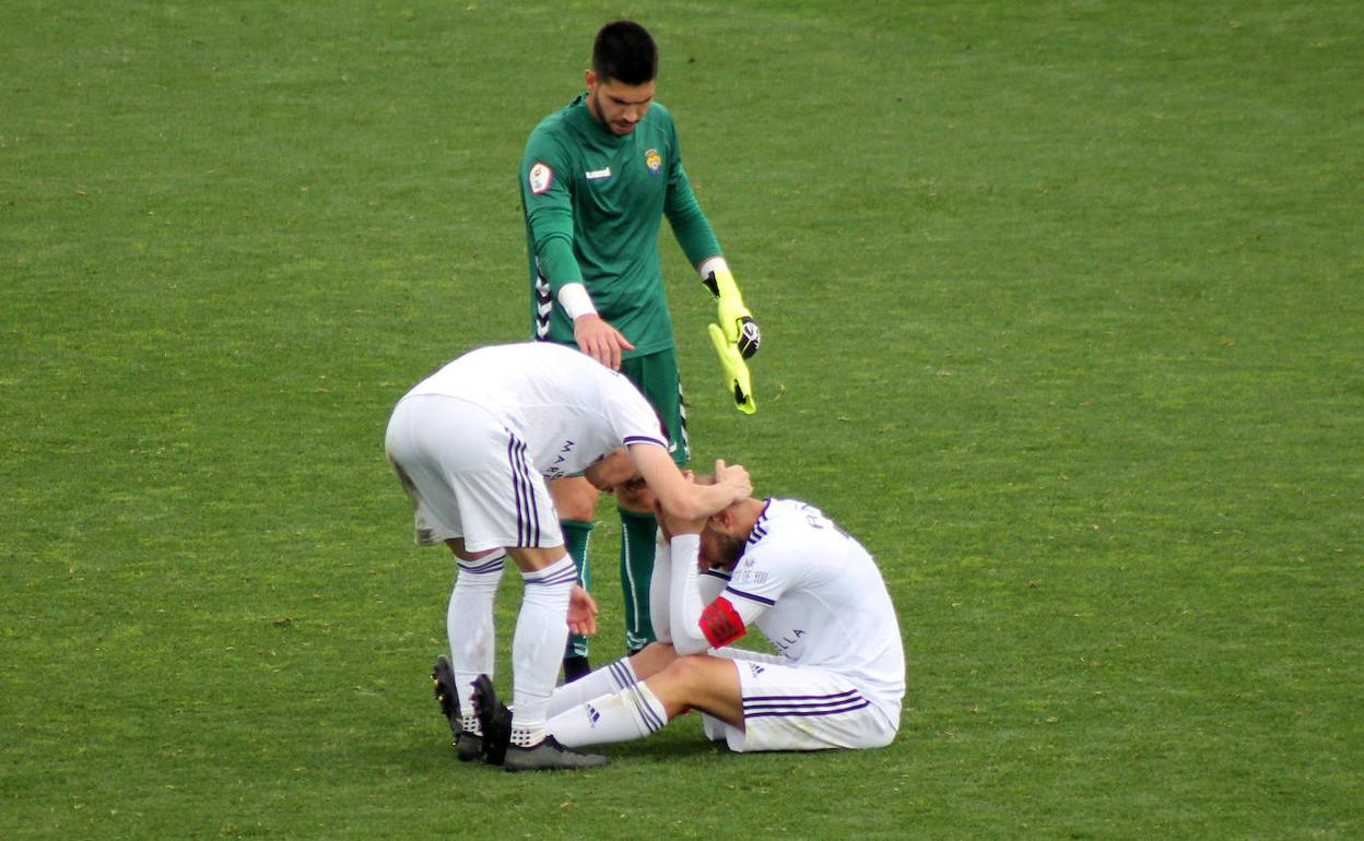 Sergi consuela a Añó́n al final del partido tras parar su penalti.