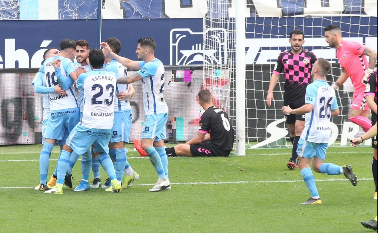 Los jugadores del Málaga celebran el gol de Luis Muñoz en el partido contra el Sabadell.