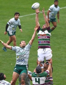 Imagen secundaria 2 - El partido dejó imágenes muy espectaculares en el Estadio de Atletismo. 