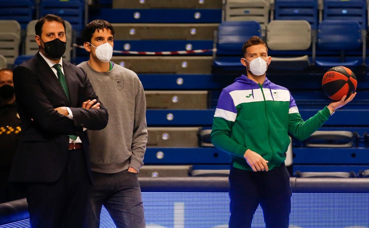 Germán Gabriel, Carlos Suárez y Gal Mekel, antes del partido contra el Estudiantes. 