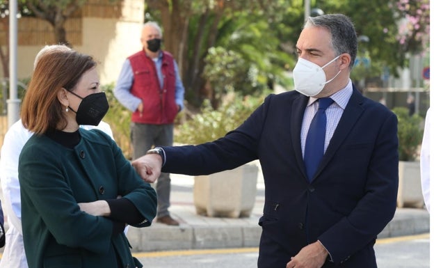 Gesto de complicidad de Bendodo con Navarro, ayer.