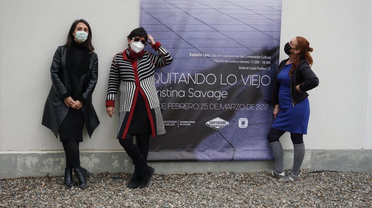 Sara Sarabia, Tecla Lumbreras y Cristina Savage, tres mujeres involucradas tanto en el arte como en el feminismo, durante la inauguración de 'Quitando lo viejo'. eva sánchez navarro