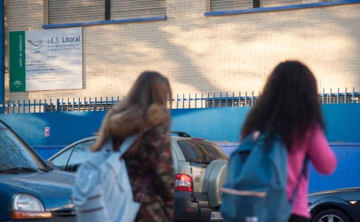 Unas estudiantes, junto a un instituto de la capital. 