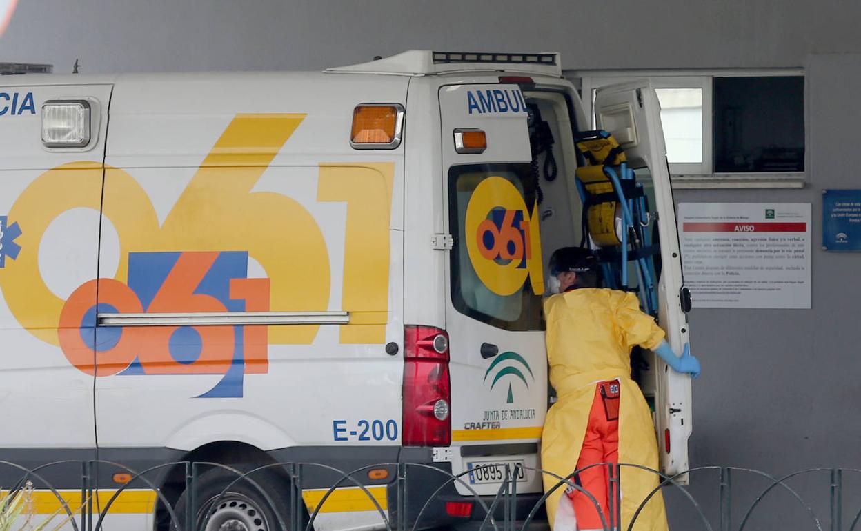 Una ambulancia del 061, en el recinto de las urgencias del Hospital Clínico. 