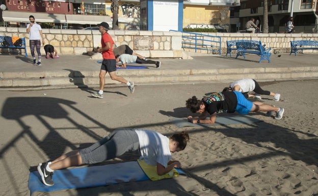 Los malagueños suelen entrenar en la playa y en los paseos marítimos. 
