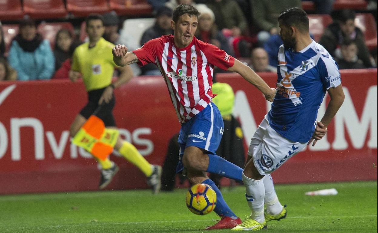 Scepovic, en acción con el Sporting en la temporada 2017-18. 