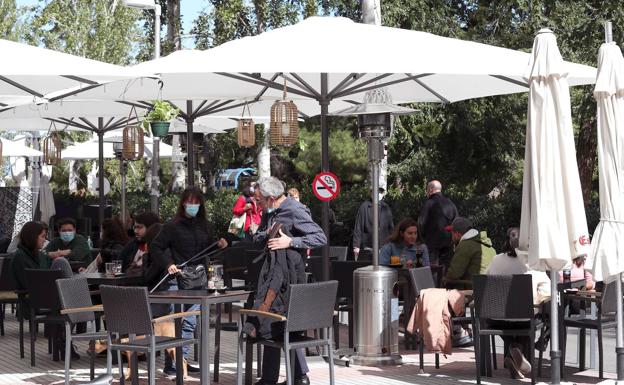 Clientes en una terraza de Madrid 