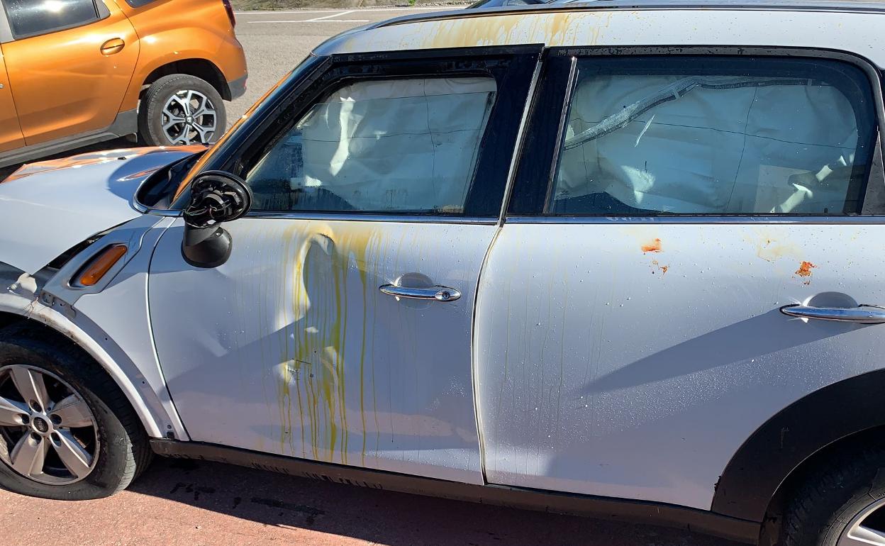 Estado en el que quedó el vehículo de Sandra tras el ataque con ácido. 