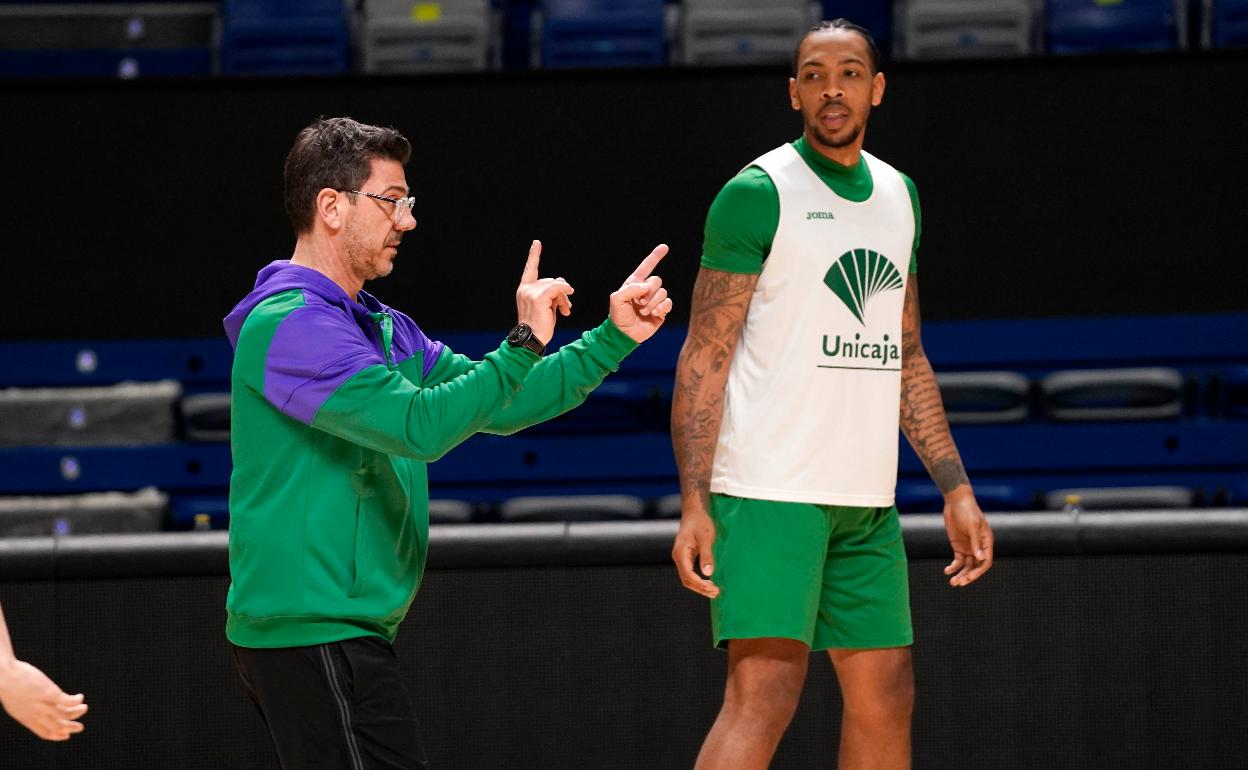 Fotis Katsikaris da instrucciones a sus jugadores durante el entrenamiento del miércoles. 