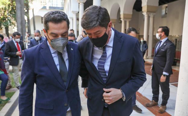 Juanma Moreno y Juan Marín, en el Parlamento andaluz, ayer. 