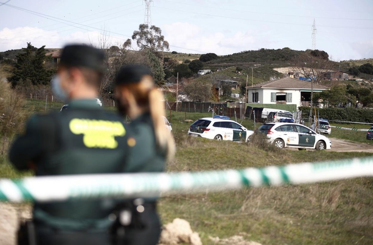 La Guardia Civil continuó ayer con la inspección ocular en el chalé en el que se produjo el lunes por la noche el doble crimen. EFE