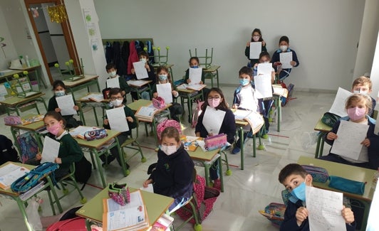 Alumnado del colegio Ntra. Señora de Lourdes de El Valdés, con las cartas. 