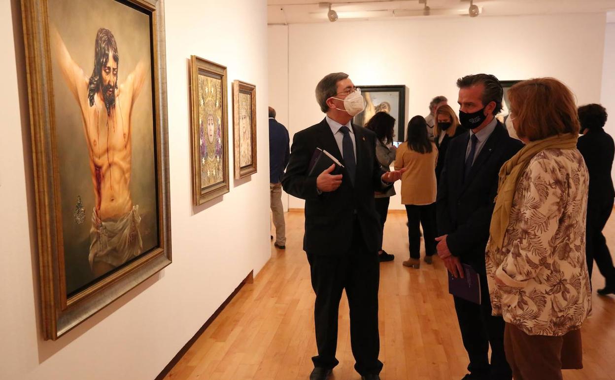 Elías de Mateo y Víctor González, en la inauguración de las muestras. 