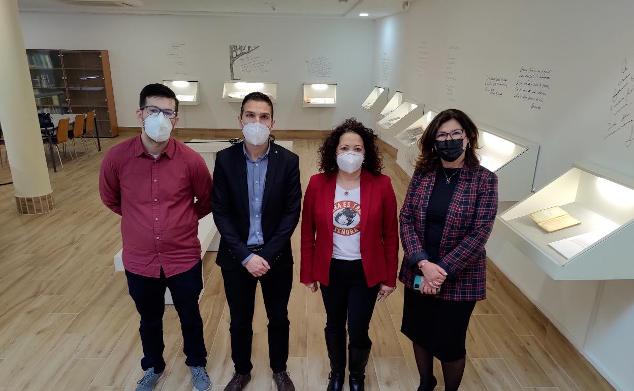 Ediles y responsables de la exposición, en el Centro del Exilio. 