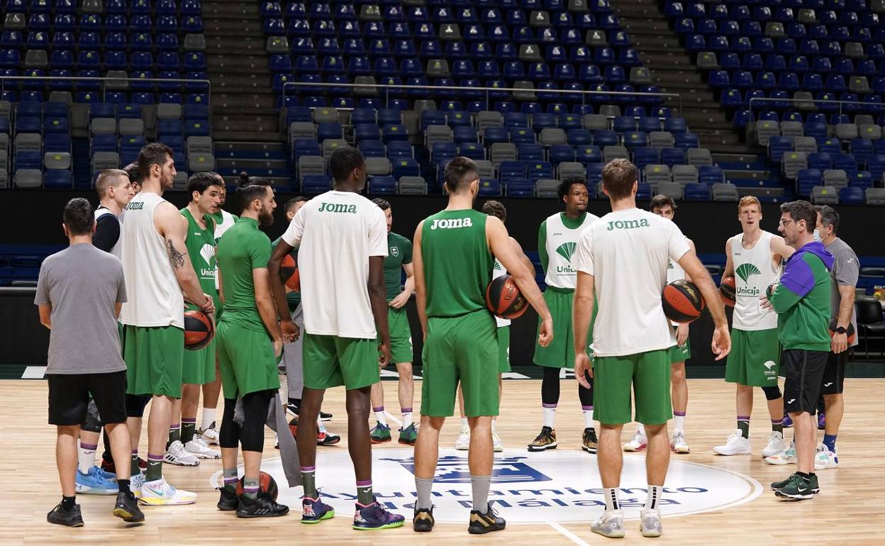 katsikaris da instrucciones a sus jugadores durante un entrenamiento. 