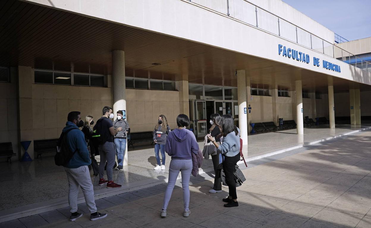 La UMA ha formado a 184 nuevos médicos, las dos terceras partes, mujeres