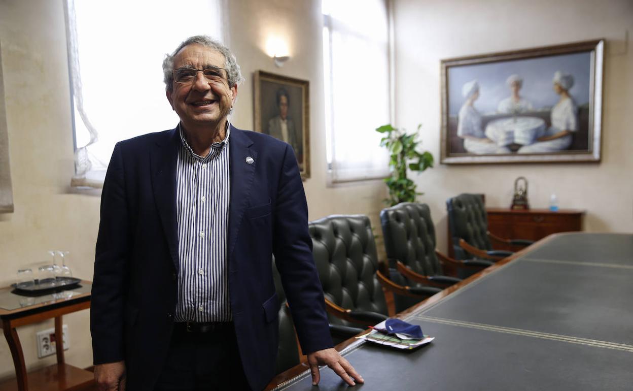 El rector, José Ángel Narváez, en la sala de reuniones del Rectorado de la UMA. 