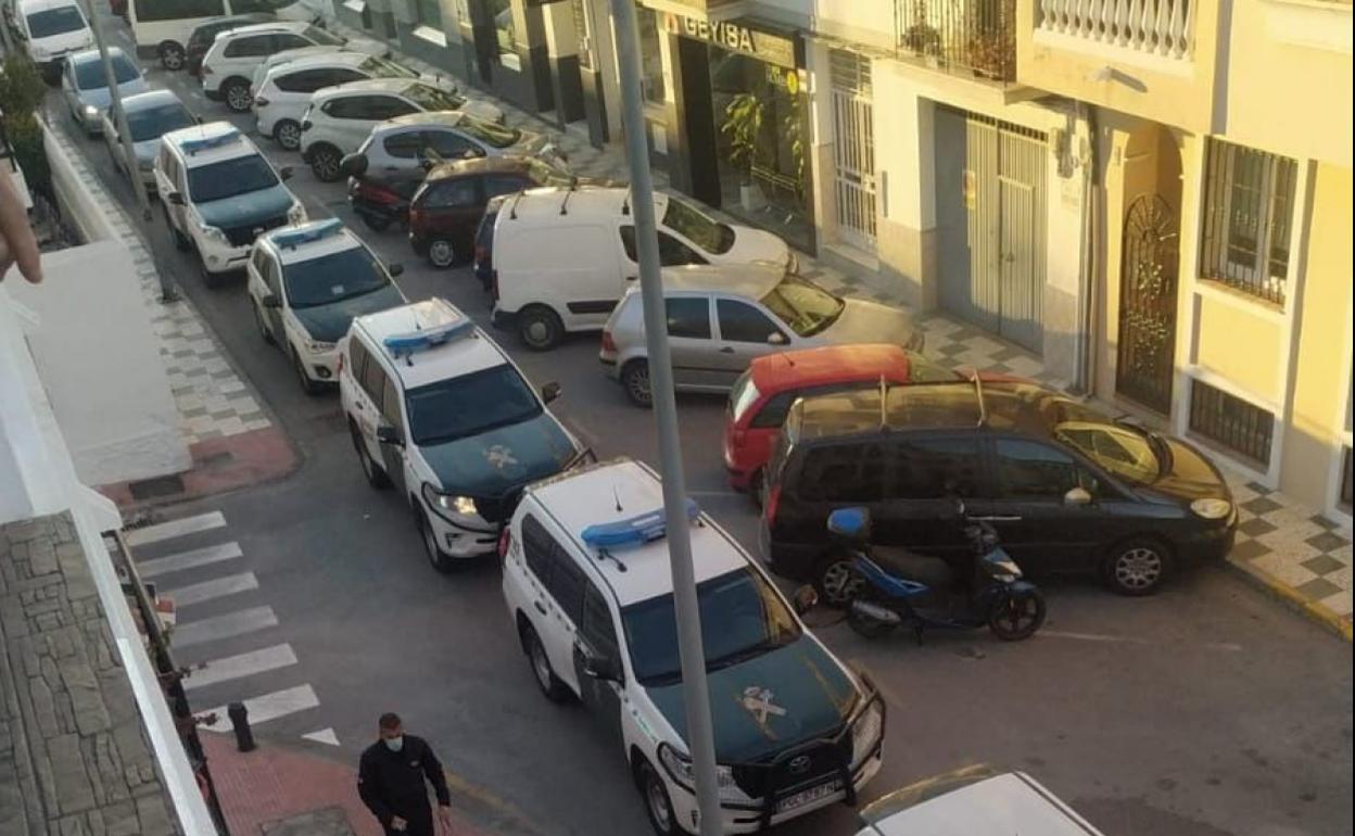 Vehículos de la Guardia Civil, este viernes en Nerja. 