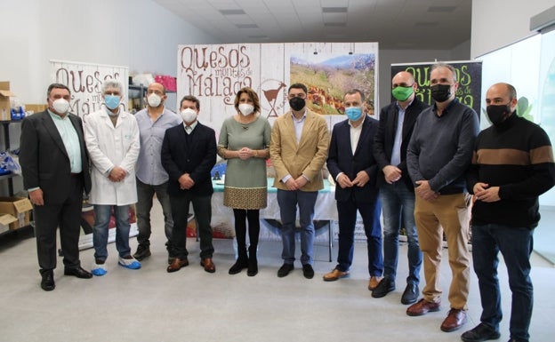 La imagen muestra a Susana Díaz, entre otros, en su visita a la Cooperativa de Quesos de Montes de Málaga, en Colmenar. 