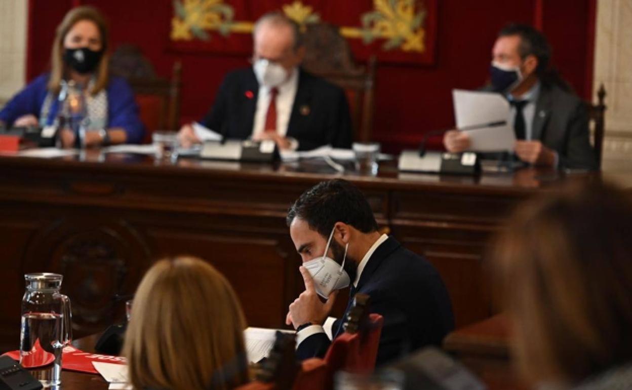 Pérez y De la Torre en un pleno; el extraordinario de presupuestos será, si no hay cambios de última hora, mañana martes.