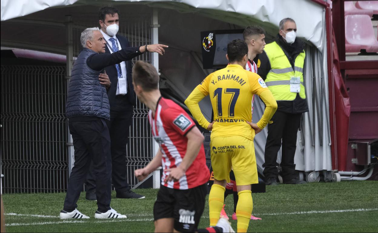 El entrenador del Málaga, Sergio Pellicer, a la izquierda de la imagen, da indicaciones a sus jugadores durante el partido contra el Logroñés en Las Gaunas. 