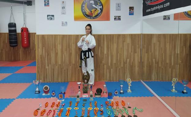 Melody Navarro junto a sus medallas. 