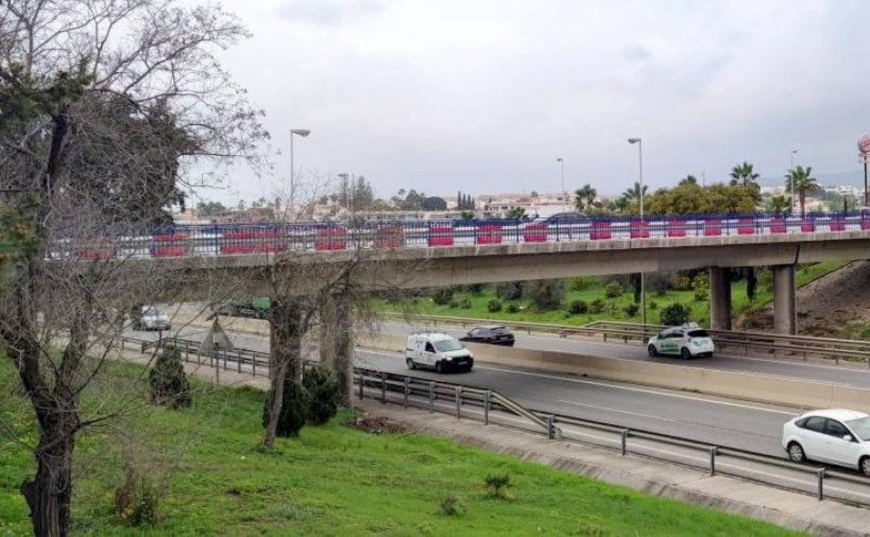 El paso superior permanece cerrado en estos momentos por los trabajos. 