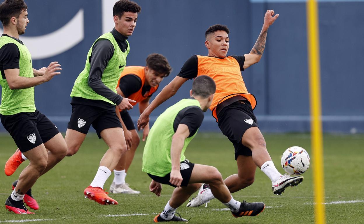 El canterano del Málaga, Loren Zuñiga, controla un balón durante un entrenamiento del primer equipo del Málaga donde también se encuentran otros filiales como Ramón, Andrés Caro y Haitam.