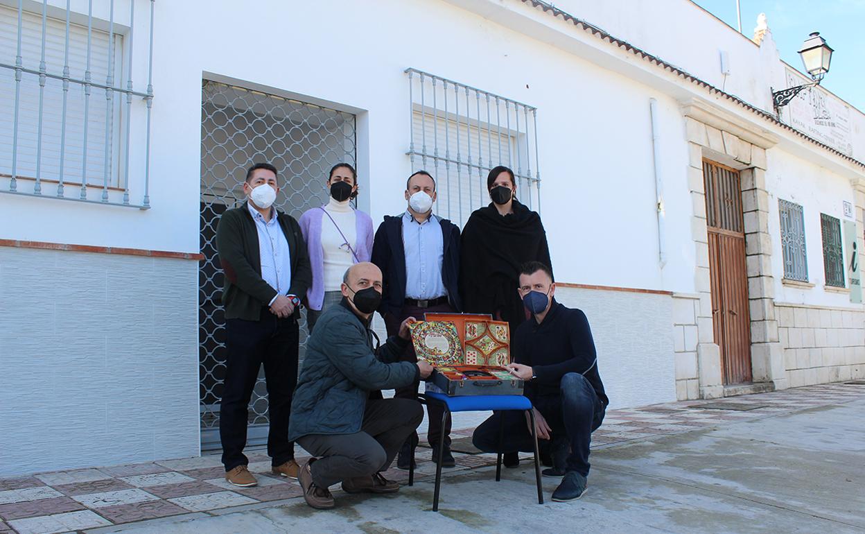 Miembros del equipo de Gobierno junto al coleccionista e historiador, Pedro Pérez Tapia, delante del que será el futuro Museo de la Historia de Juguetes de Cuevas de San Marcos. 