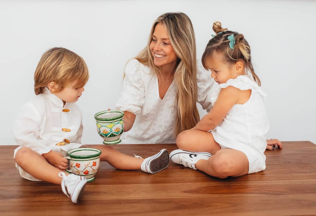Nacida en 2017, Calatea es el proyecto conjunta de dos hermanas sevillanas -Carmen e Isabel-. Desde la distancia -una en Málaga y otra en Barcelona- hace cuatro años dieron forma a esta pequeña marca infantil en la que priman los estampados originales y los tejidos naturales. 