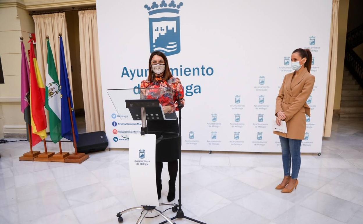 Susana Carillo y Elisa Pérez de Siles, durante la rueda de prensa donde han presentado los cursos
