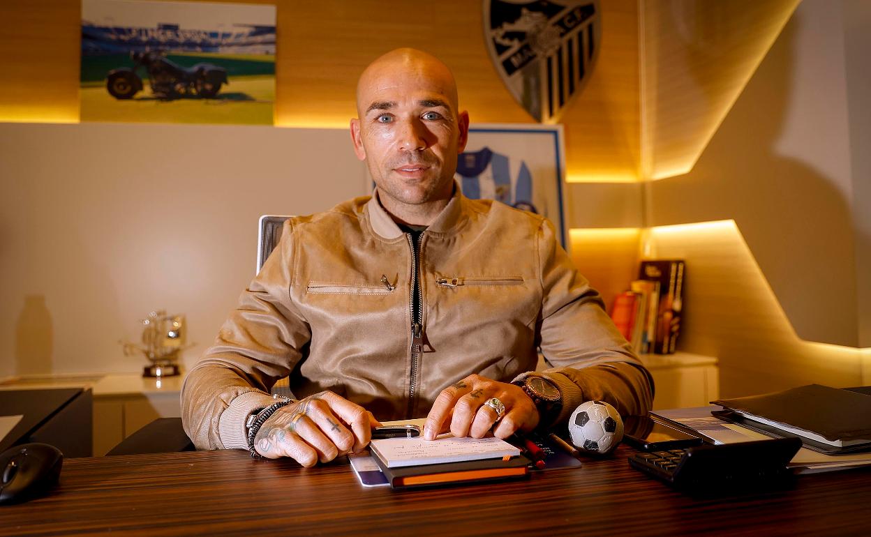 El director deportivo del Málaga, Manolo Gaspar, en su despacho de La Rosaleda.