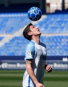 Imagen secundaria 2 - Stefan Scepovic, durante su presentación como nuevo jugador del Málaga en el estadio de La Rosaleda.