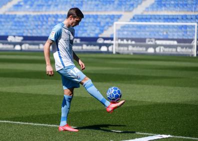 Imagen secundaria 1 - Stefan Scepovic, durante su presentación como nuevo jugador del Málaga en el estadio de La Rosaleda.