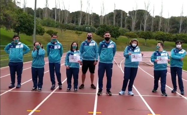 Algunos de los chicas y chicas de la entidad preparados con su dorsal.