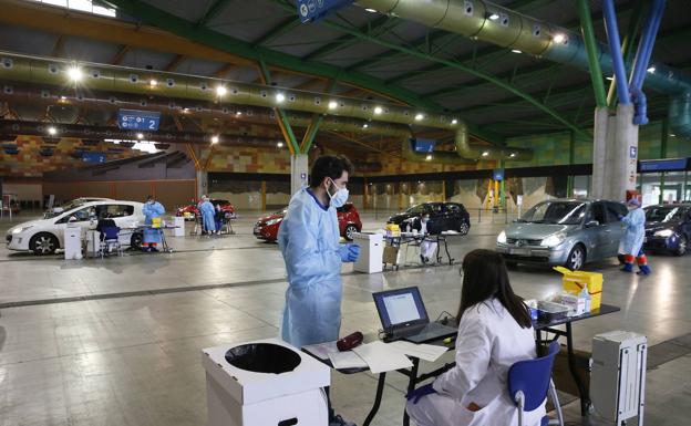 Proceso de vacunación de docentes en el Palacio de Ferias de Málaga 