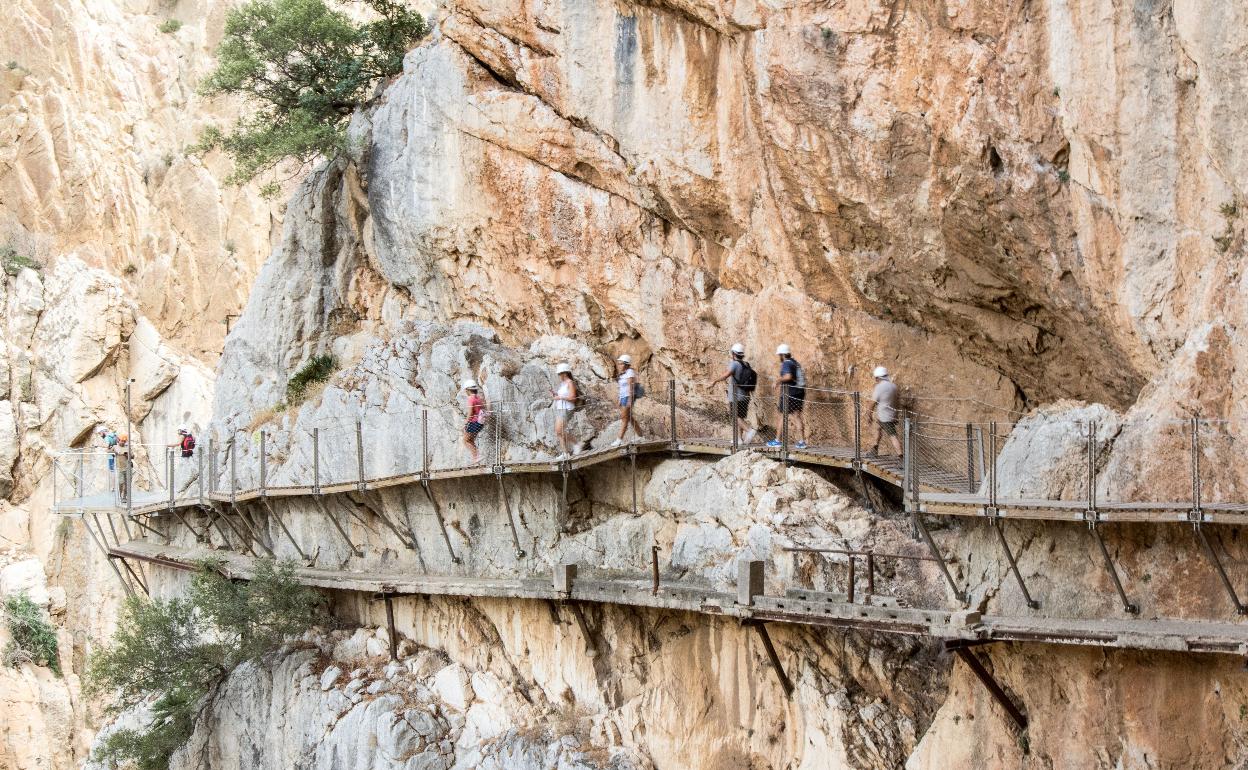 Visitantes recorren las pasarelas del Caminito del Rey.