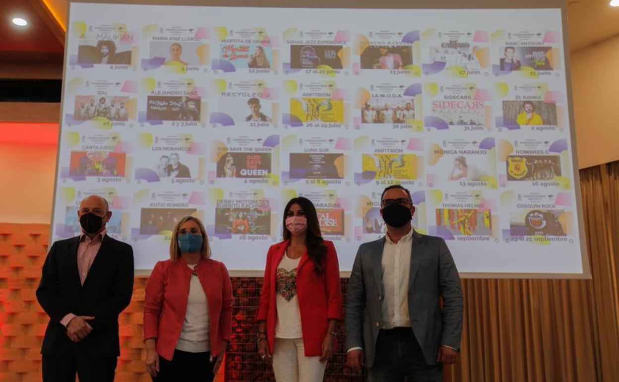 Fernando de los Ríos, director de Relaciones Institucionales de Unicaja; la alcaldesa de Fuengirola Ana Mula; la delegada territorial de Turismo, Nuria Rodríguez y el concejal de Cultura Rodrigo Romero. 