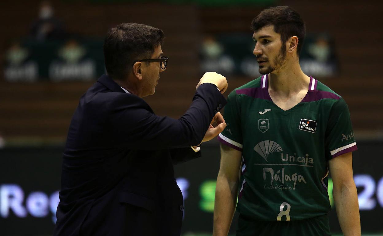 Fotis Katsikaris imparte instrucciones a Brizuela, que regresa tras cuatro partidos de baja. 