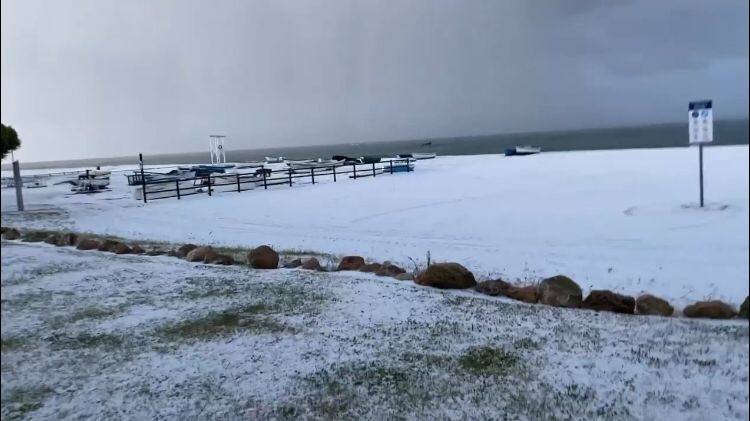 Fotos: Insólita imagen de la playa de Benajarafe tras la fuerte granizada de esta mañana