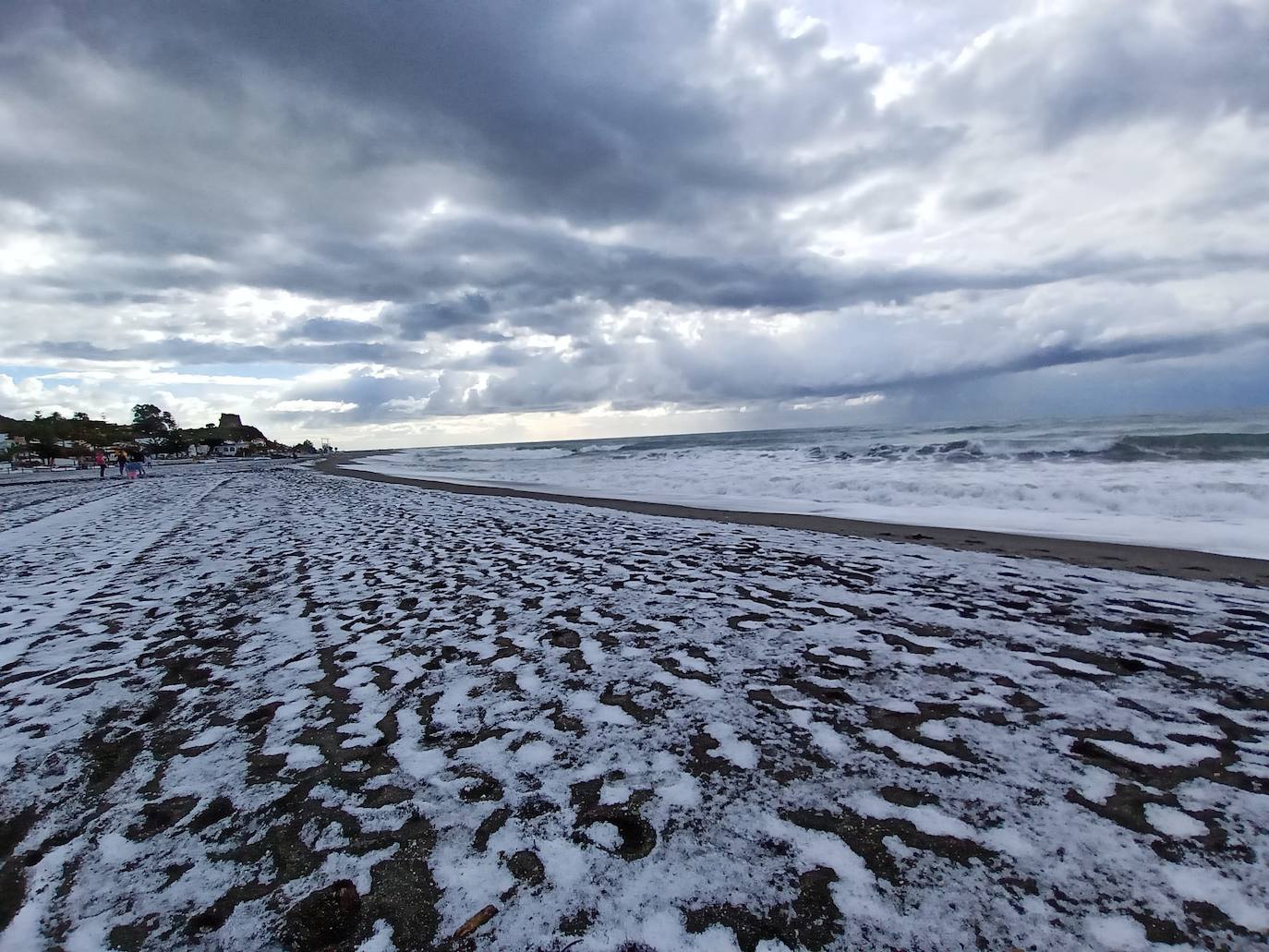 Fotos: Insólita imagen de la playa de Benajarafe tras la fuerte granizada de esta mañana