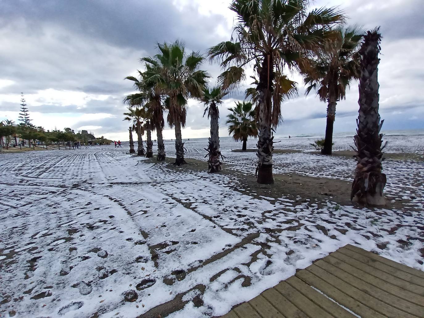 Fotos: Insólita imagen de la playa de Benajarafe tras la fuerte granizada de esta mañana