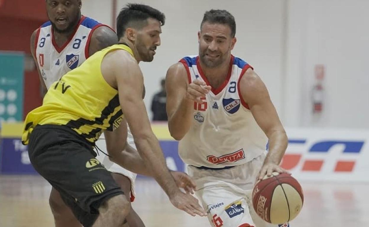 Cabezas se escapa de un defensor durante el partido ante Peñarol. 