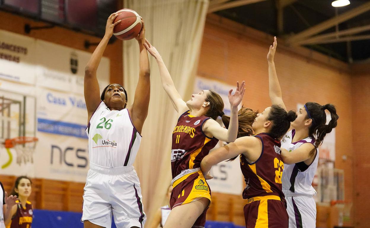 Ezeigbo trata de imponerse en la zona. 