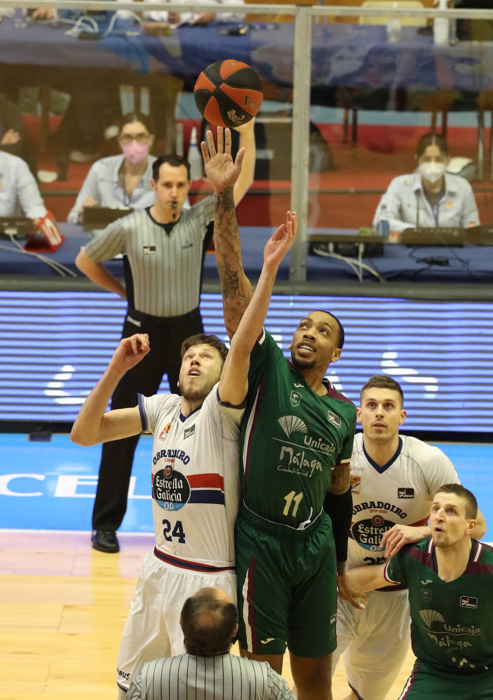 El Unicaja sobrevive a un pésimo final y gana al Obradoiro con un triple de Brizuela