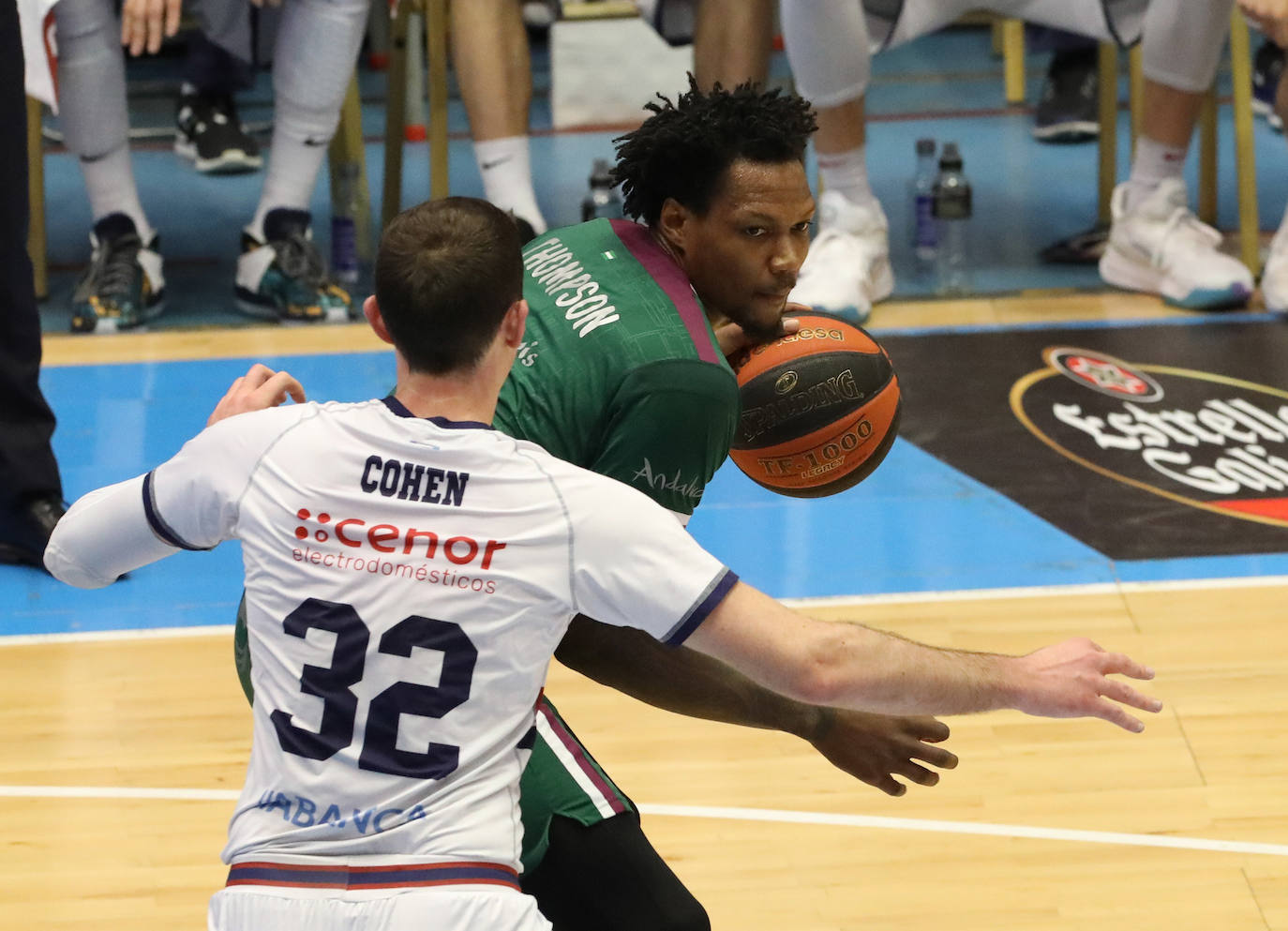 El Unicaja sobrevive a un pésimo final y gana al Obradoiro con un triple de Brizuela