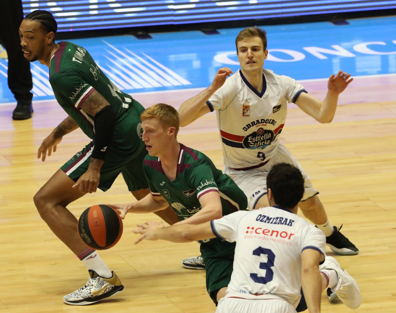 El Unicaja sobrevive a un pésimo final y gana al Obradoiro con un triple de Brizuela