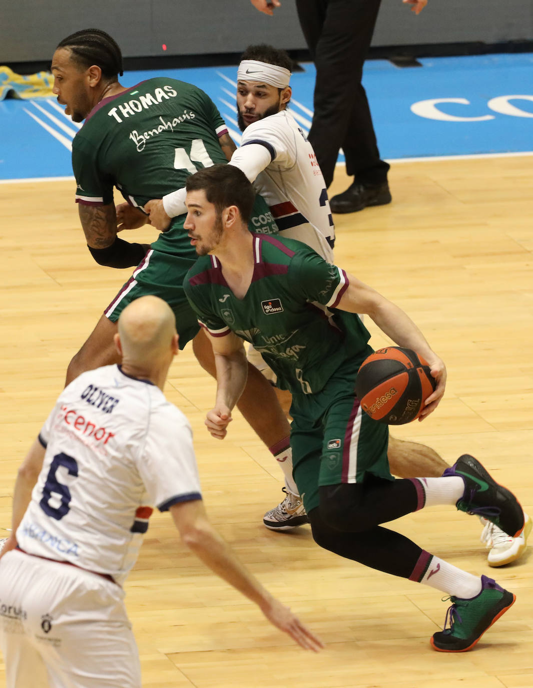 El Unicaja sobrevive a un pésimo final y gana al Obradoiro con un triple de Brizuela