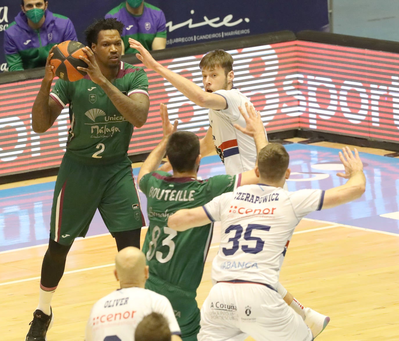 El Unicaja sobrevive a un pésimo final y gana al Obradoiro con un triple de Brizuela