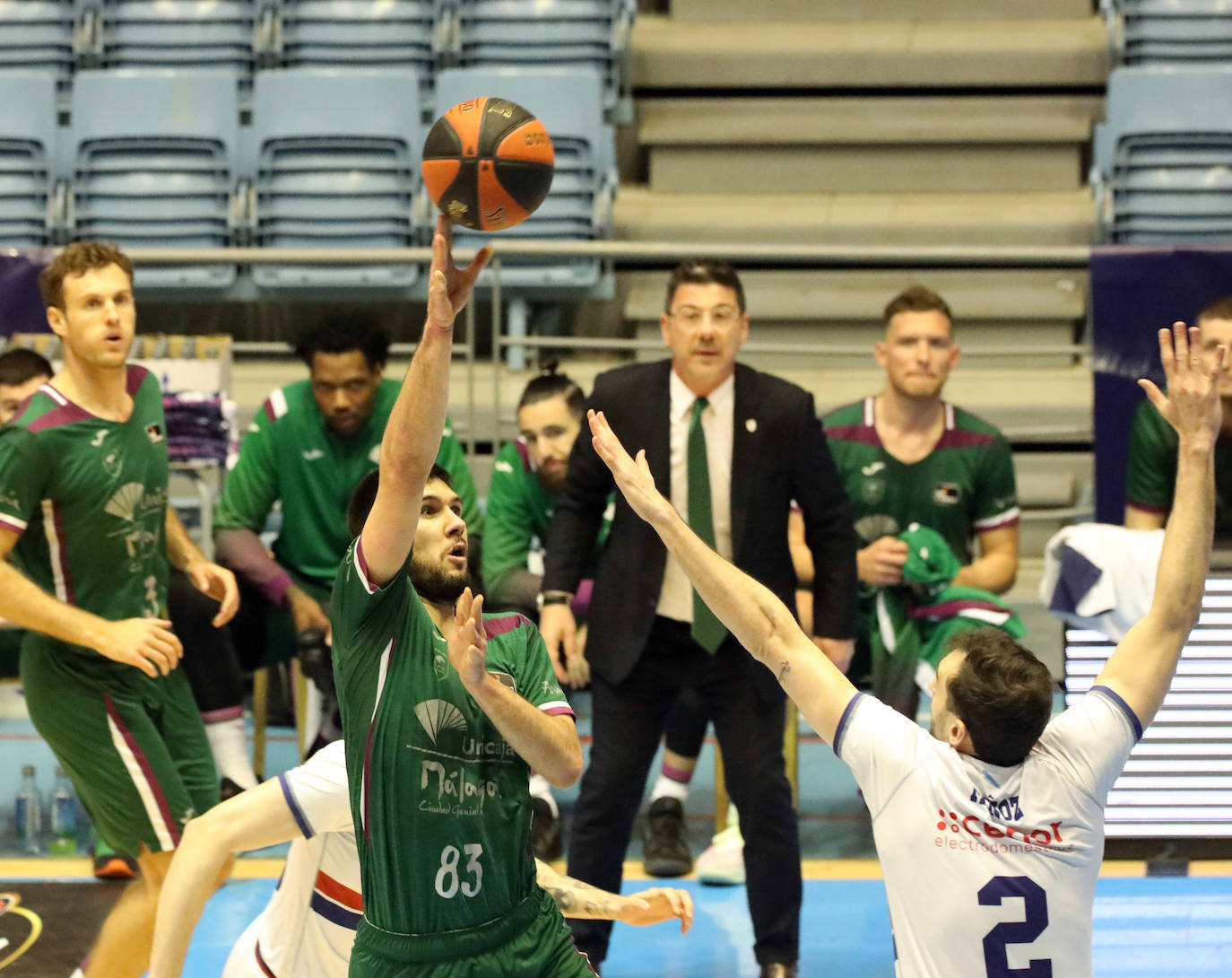 El Unicaja sobrevive a un pésimo final y gana al Obradoiro con un triple de Brizuela